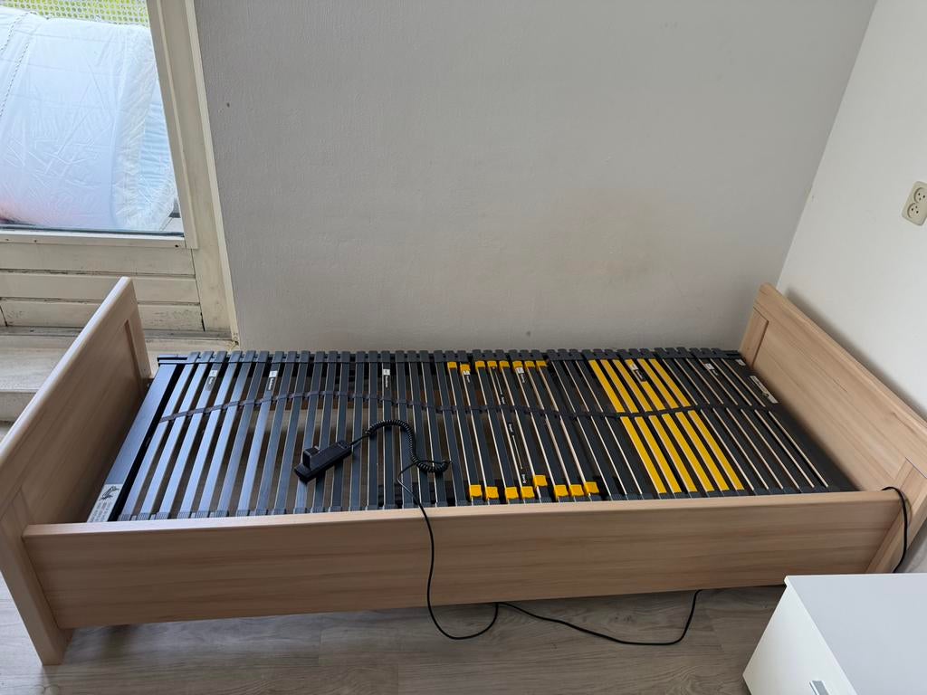 Bed met electrischs bedbodem, Huis en Inrichting, Slaapkamer | Bedden, Ophalen, 90 cm, Eenpersoons, Zo goed als nieuw