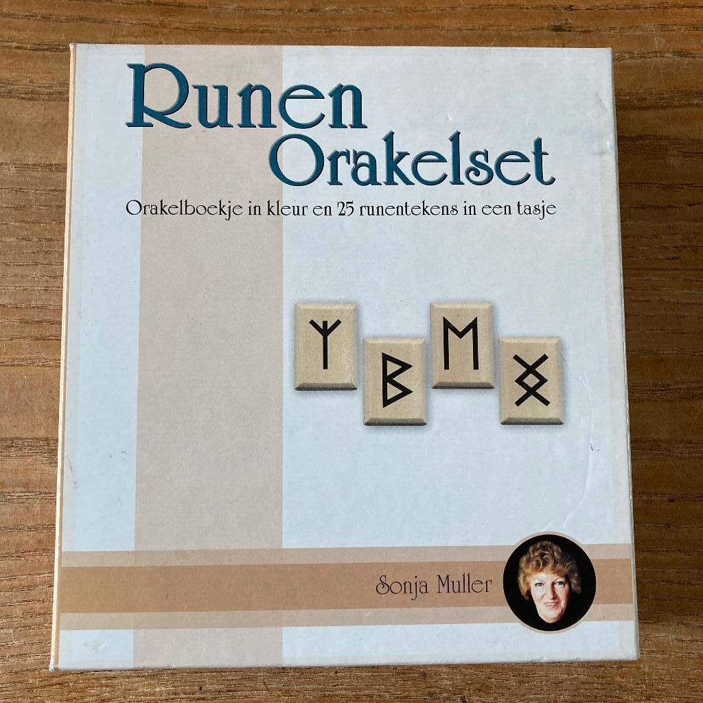 Runen Orakelset - 25 runentekens & orakelboekje zgan, Boeken, Sonja Muller, Tarot of Kaarten leggen, Ophalen of Verzenden, Zo goed als nieuw