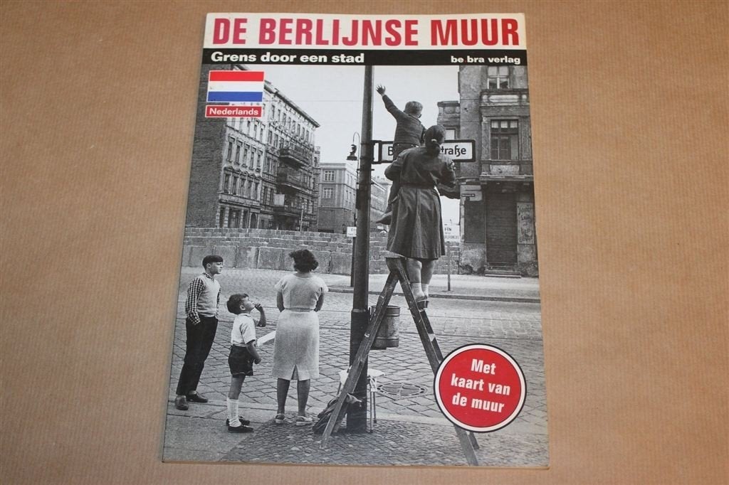De Berlijnse Muur — Grens Door Een Stad, Ophalen of Verzenden, Tweede Wereldoorlog, Gelezen, Overige onderwerpen
