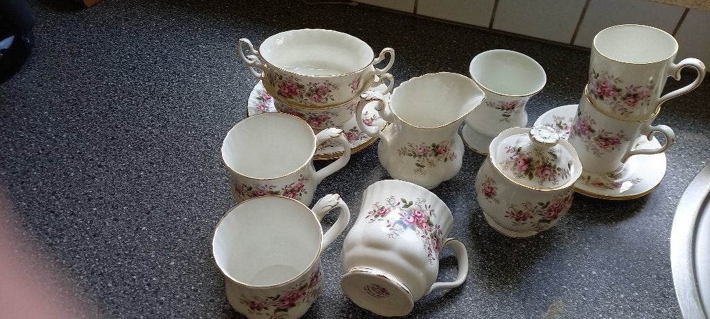 Vintage theeservies met rozenmotief - Royal Albert, Huis en Inrichting, Keuken | Servies, Ophalen, Vintage, Nieuw, Kop(pen) en/of Schotel(s)