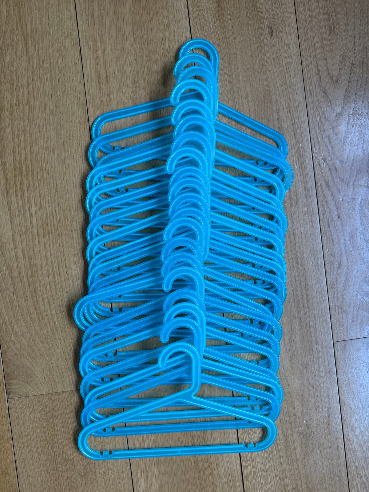 IKEA Bagis kledinghangers - 20 stuks licht blauw, Kleding | Dames, Ophalen of Verzenden, Gebruikt, Kunststof, Kinderen en Volwassenen