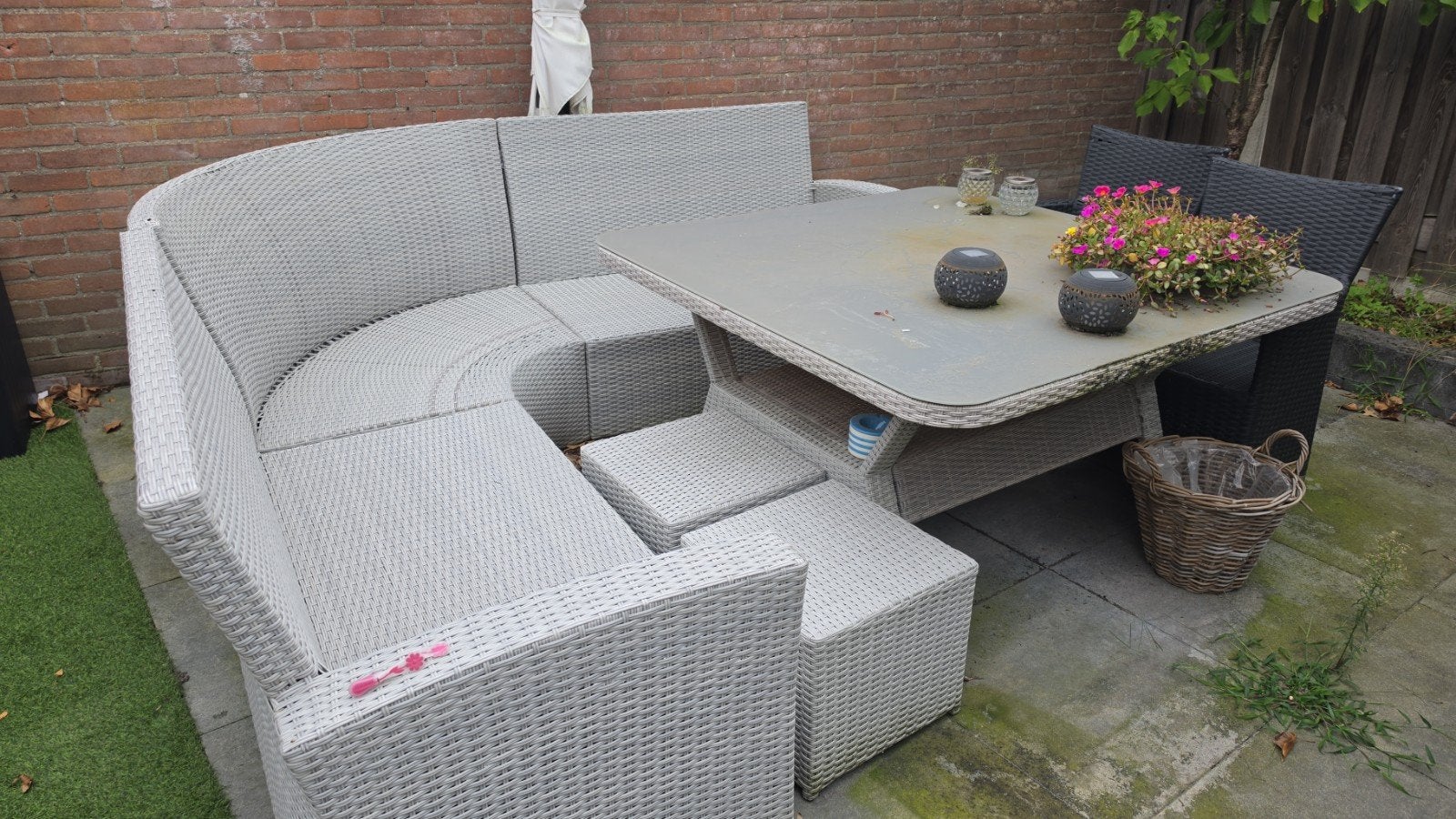 Wicker loungeset met tafel en hockers., Tuin en Terras, Ophalen, Gebruikt, Bank, Meer dan 8 zitplaatsen