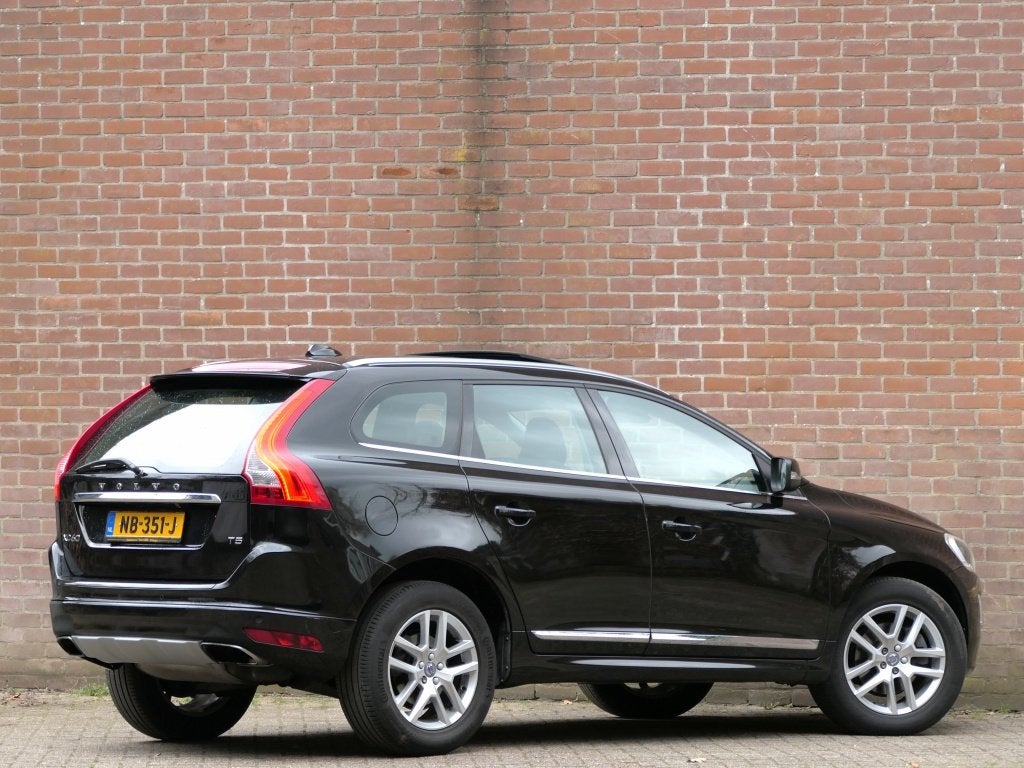 Volvo XC60 2.0 T5 FWD Polar+ / Panoramadak / Harman/Kardon /, 15 km/l, Gebruikt, 4 cilinders, Zwart