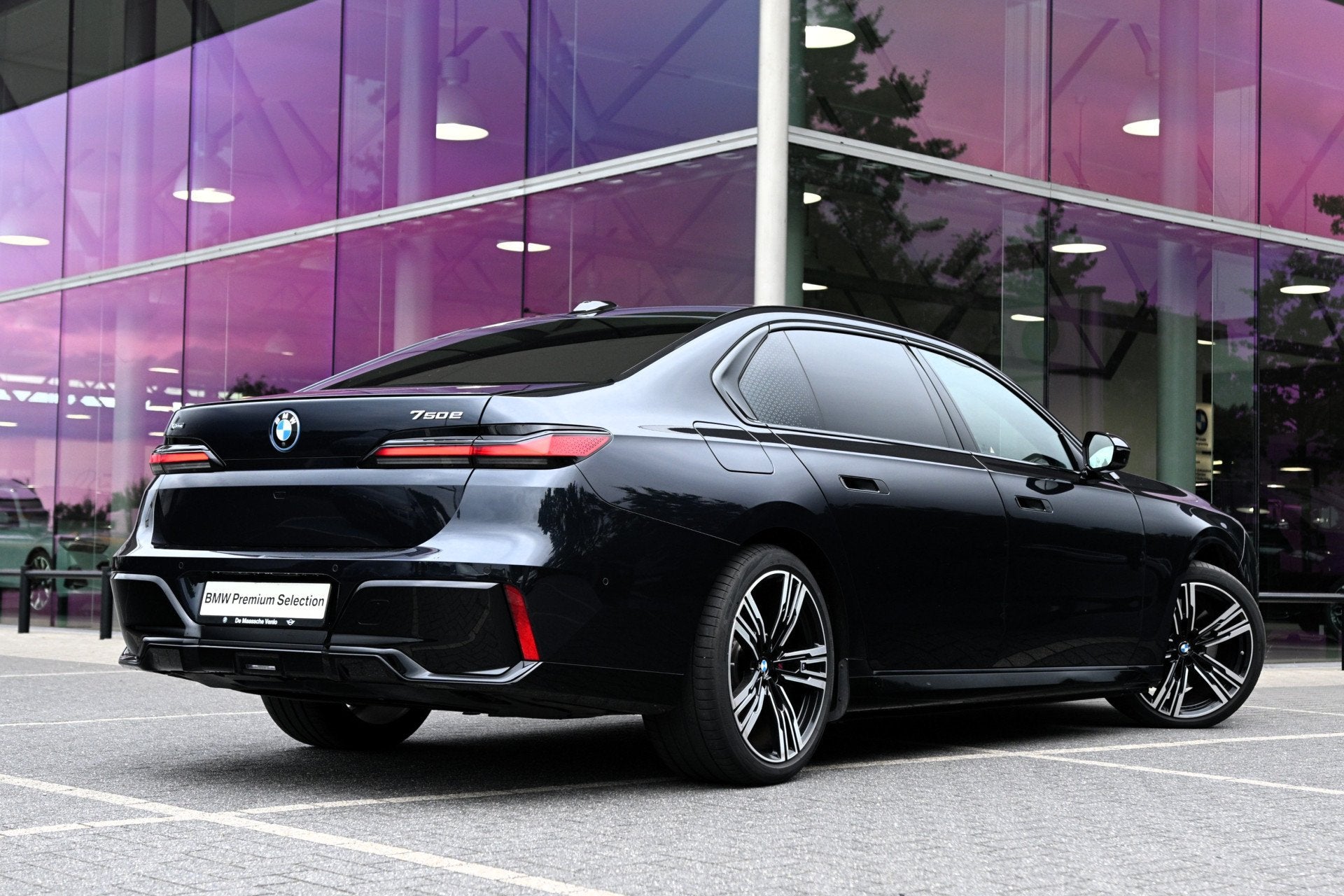 BMW 7 Serie 750e xDrive M Sport Automaat / Panoramadak Sky L, Auto's, Dealer onderhouden, Gebruikt, Zwart, 489 pk