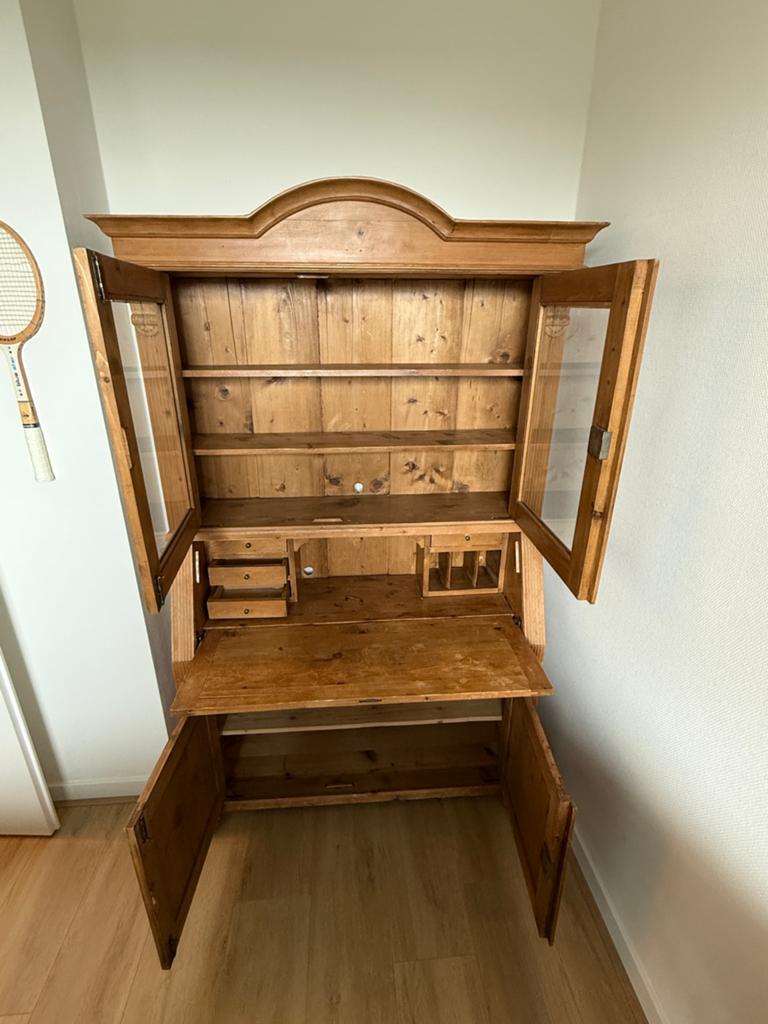 Houten secretaire met vitrinekast, Ophalen
