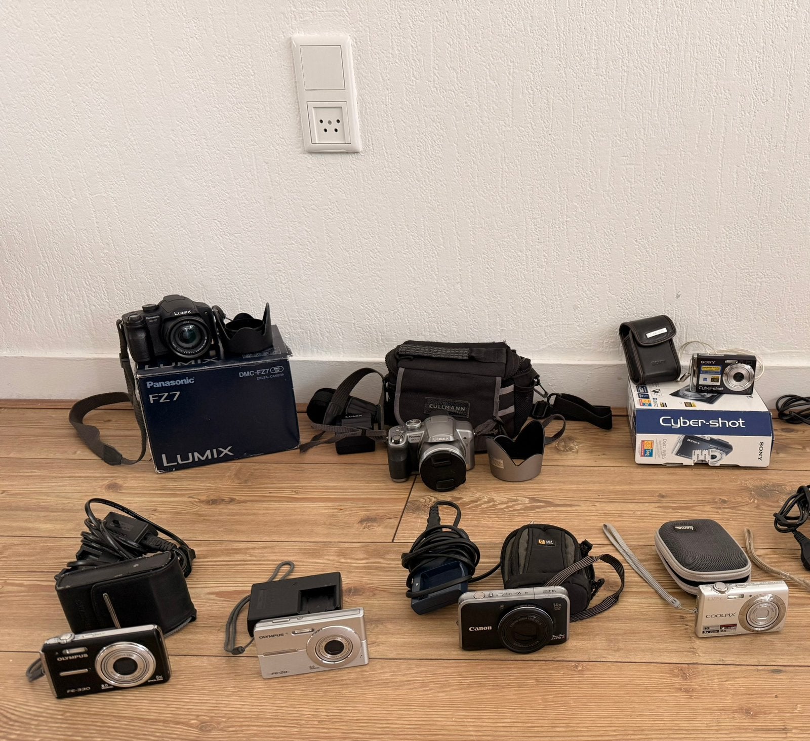 Partij van 7 digitale camera's en accessoire, Ingebouwde flitser, Canon, Ophalen of Verzenden, Zo goed als nieuw