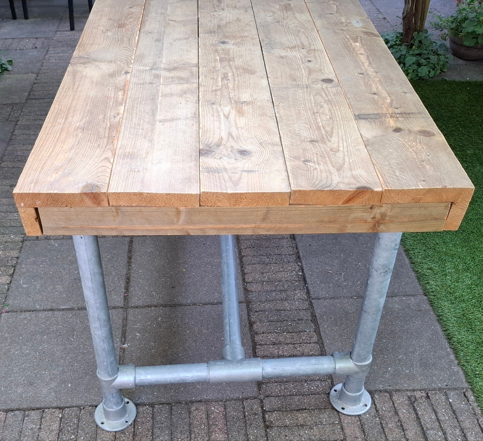 Grote robuuste tafel van steigerhout op steigerbuizen, Ophalen, Zo goed als nieuw, Rechthoekig, Hout