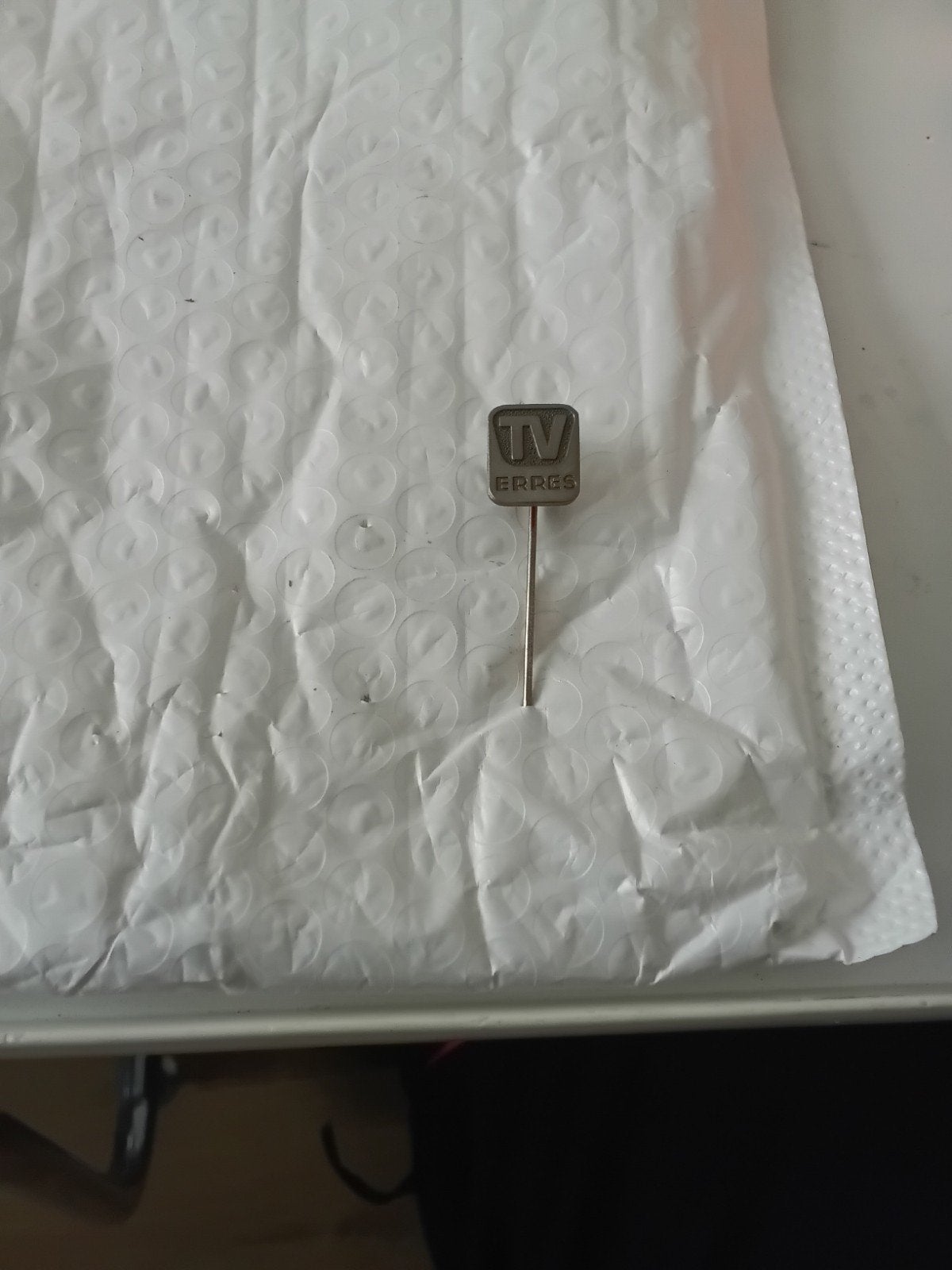 metalen speldje van T.V. "" ERRES""., Ophalen of Verzenden, 100 cm of meer, 50 Hz, Overige merken