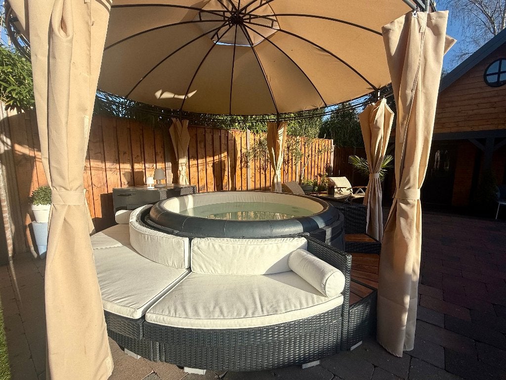 Foto 12 van Softub Resort 6 pers Jacuzzi met omkasting en leuke extra's