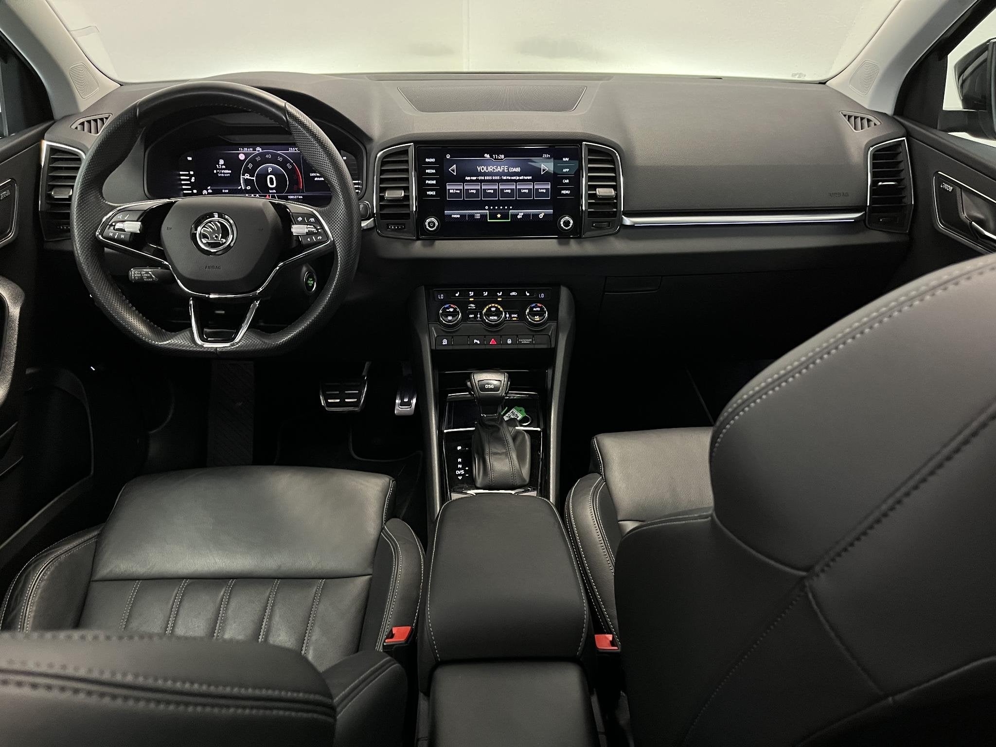 Skoda Karoq 1.5 TSI ACT Business Edition Plus | Pano | Leder, Auto's, Skoda, 4 cilinders, 150 pk, Zwart, Bedrijf