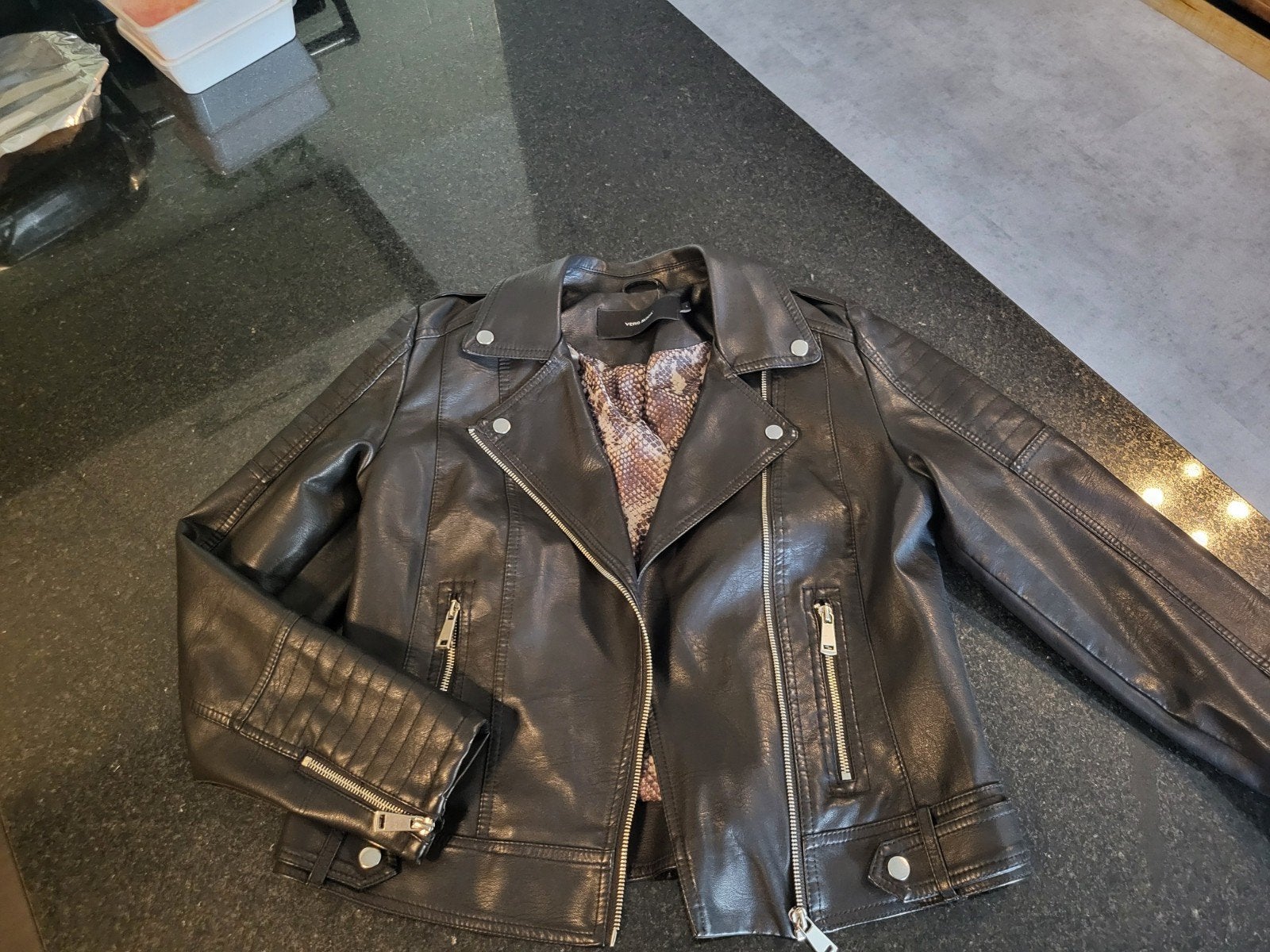 Zwarte bikerjas van imitatieleer – Vero Moda mt L, Kleding | Dames, Ophalen, Zo goed als nieuw