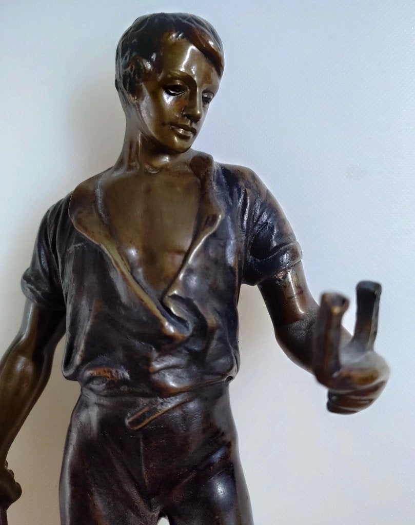 c a 1900=bronzen beeld=jonge smid met hoefijzer==gesigneerd, Antiek en Kunst, Antiek | Koper en Brons, Ophalen of Verzenden, Brons