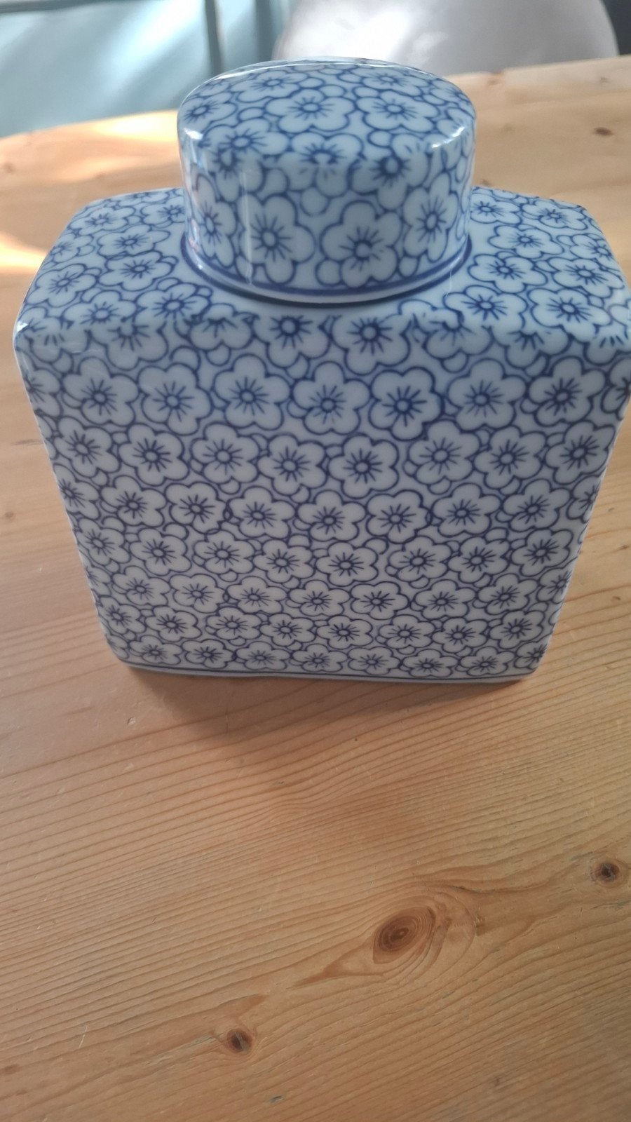 Blauw-wit porseleinen theebus met bloemmotief, Ophalen of Verzenden