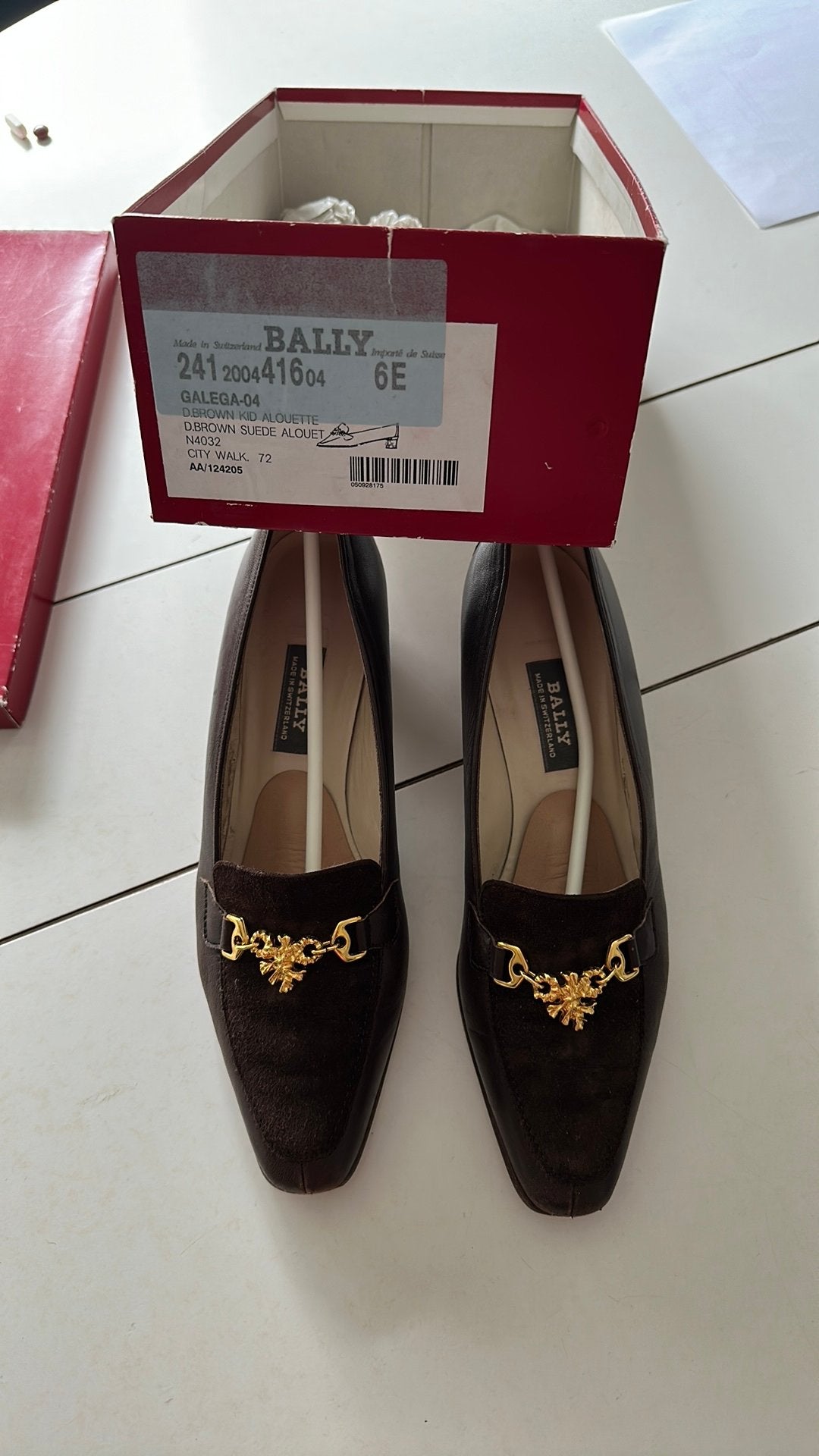 Bally bruine suède instappers met gouden detail, Ophalen of Verzenden, Gedragen, Bruin, Instappers