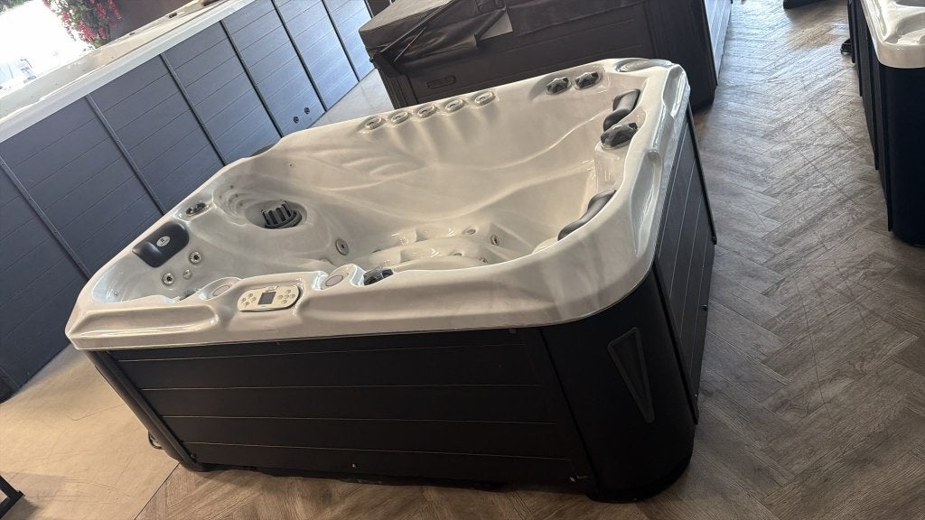 LUXE PASSION SPA / JACUZZI 2-3 PERS.-BOMVOL JETS, Tuin en Terras, Ophalen, Zo goed als nieuw, Trap, Vast