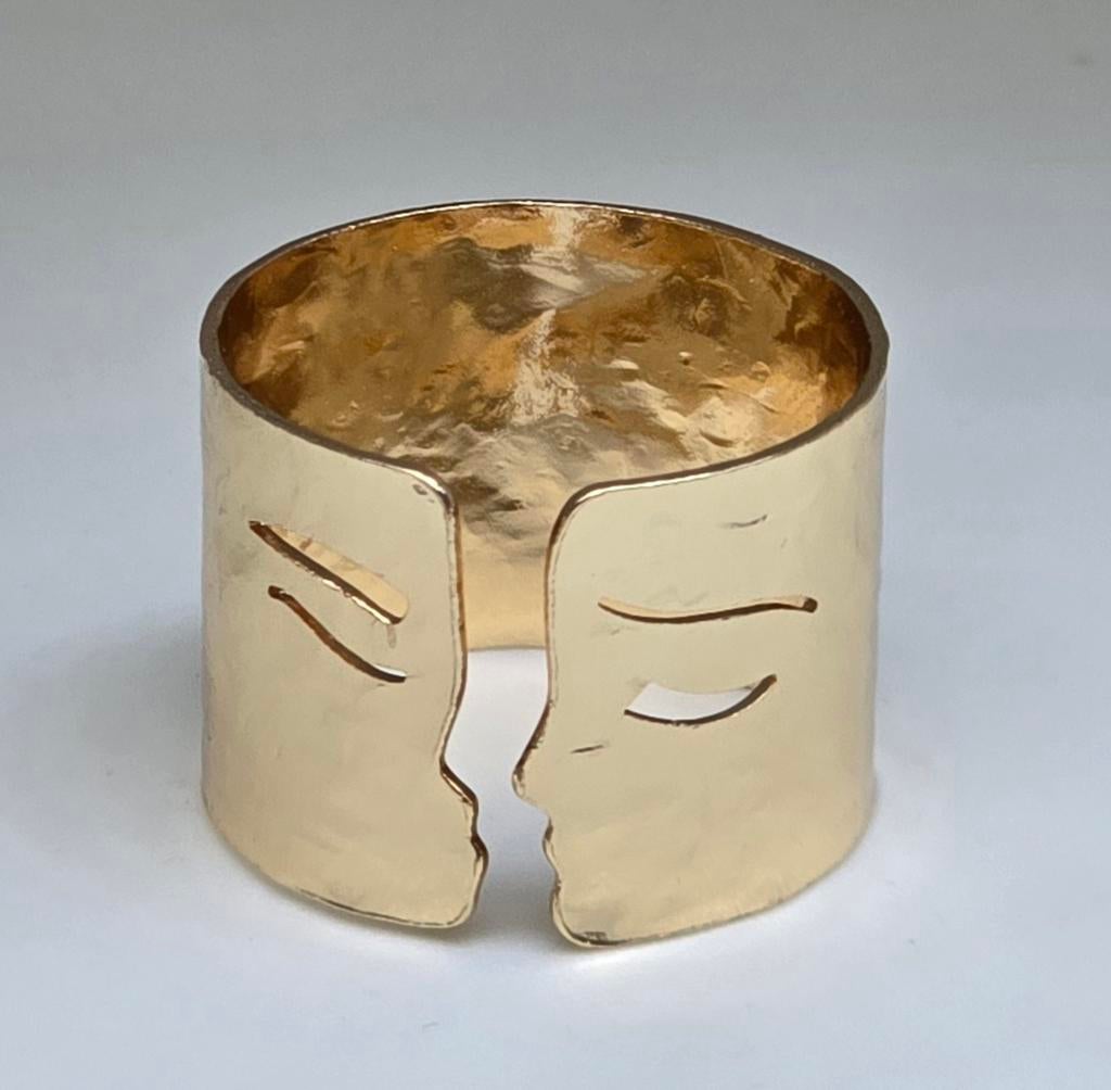 Nieuwe Goudkleurige Ring met Gezichtsuitsparingen, Ophalen of Verzenden, Nieuw, Goud