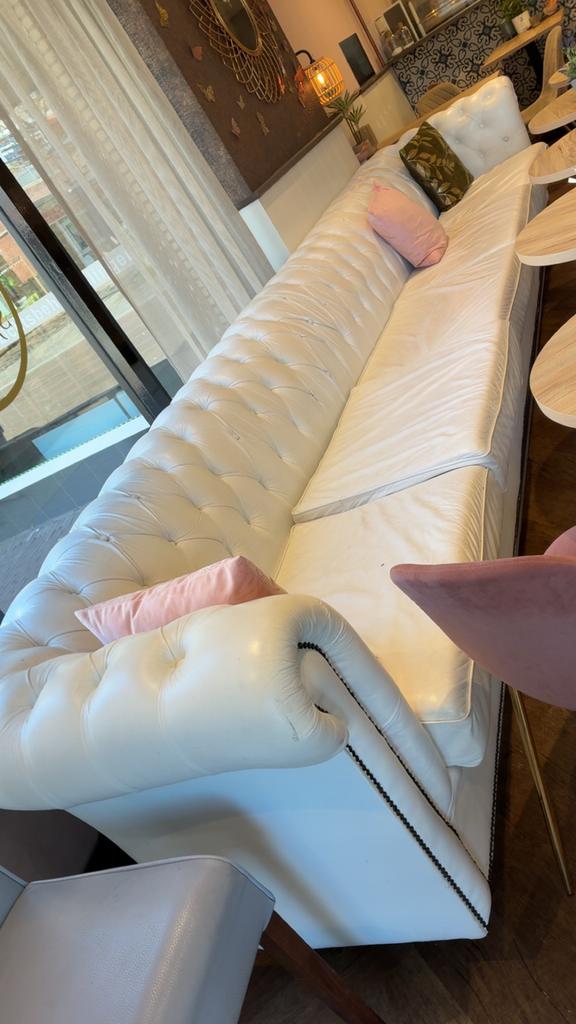 Gratis ophalen: Witte Chesterfield bank met gebruikssporen, Ophalen, Gebruikt, 75 tot 100 cm, Rechte bank