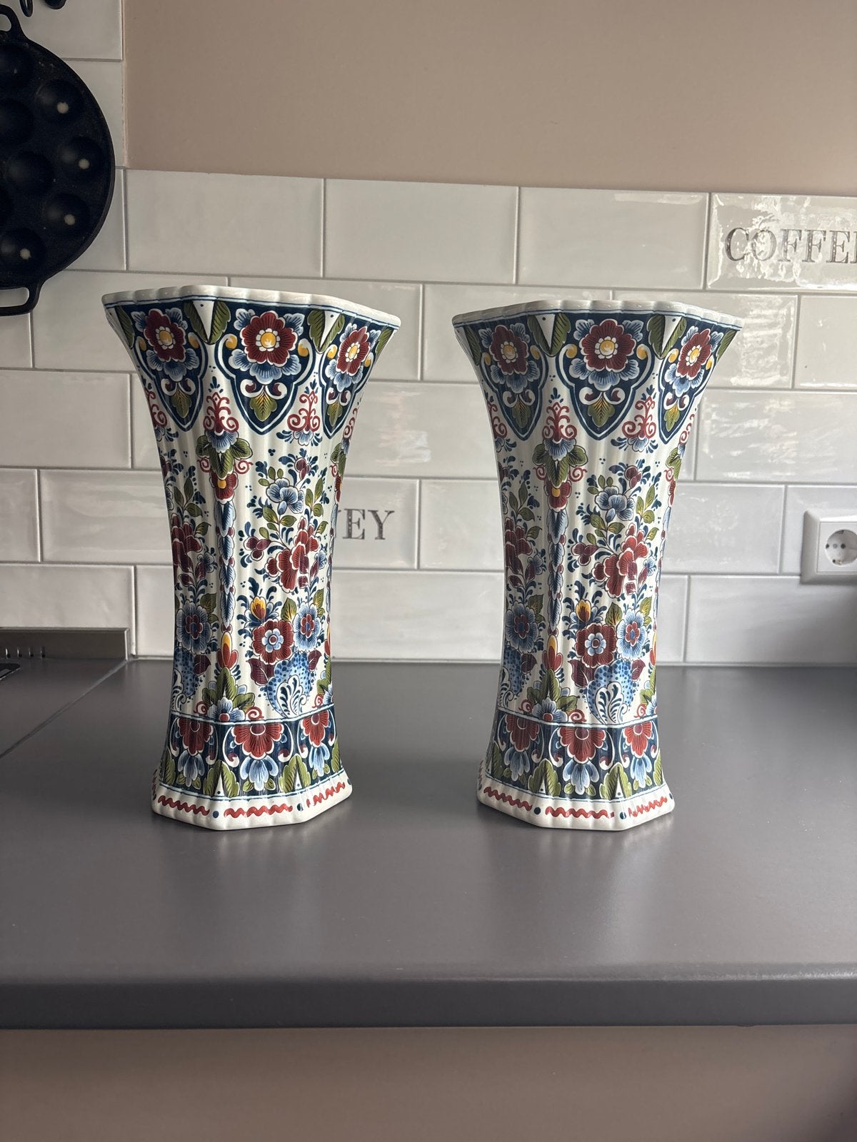 Set van 2 Delfts Blauwe Vazen - Handgeschilderd, Antiek en Kunst, Ophalen of Verzenden