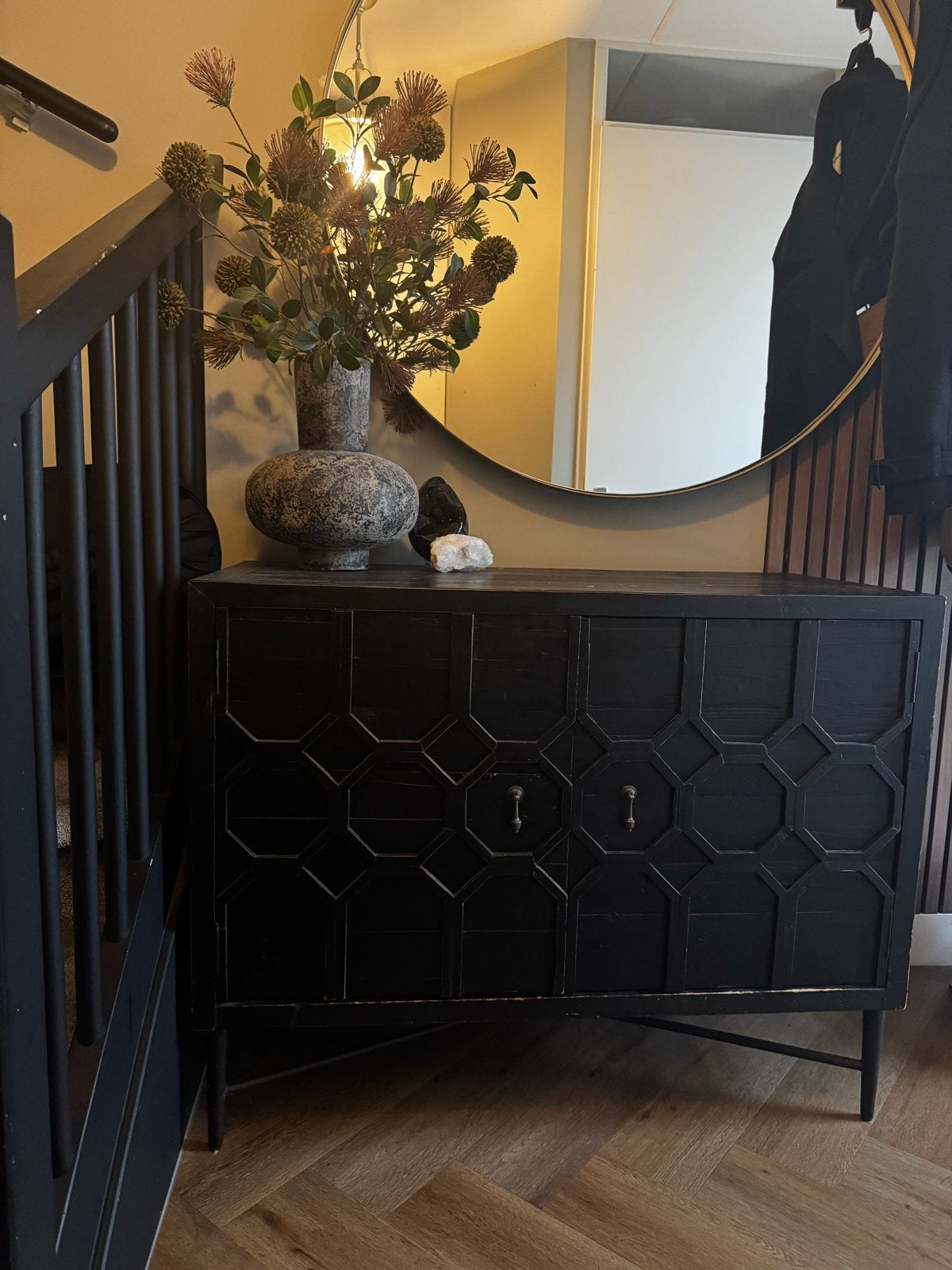 Zwart dressoir met geometrisch patroon, Ophalen, 100 tot 150 cm, Zo goed als nieuw, 25 tot 50 cm