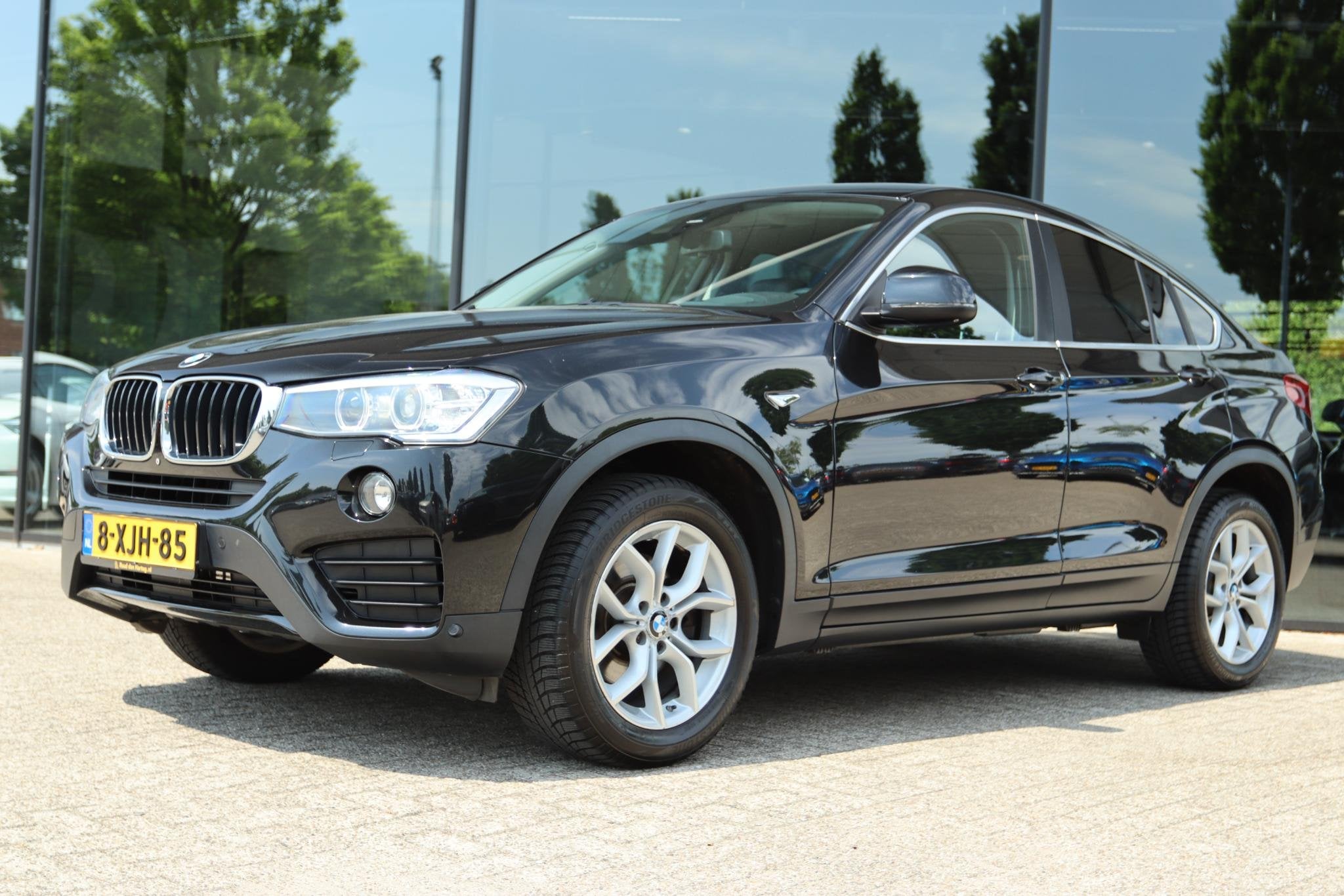 BMW X4 XDRIVE20I EXECUTIVE AUT. | LEDER | HUD | ELEK. TREKHA, Auto's, Stof, Gebruikt, 4 cilinders, Zwart