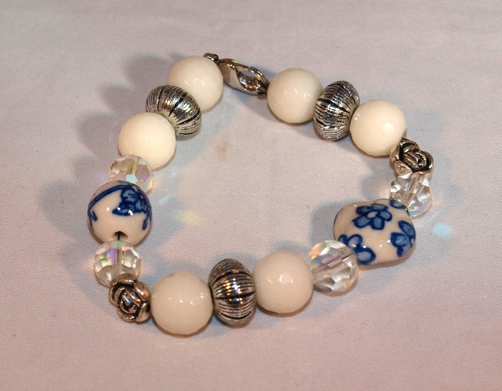 armband 20 cm lang van witte kralen, met delfts blauw, Ophalen of Verzenden, Nieuw, Overige kleuren, Overige materialen