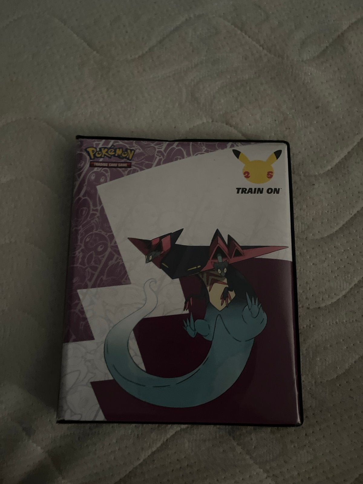 Pokémon 25th Anniversary Train On Verzamelmap, Hobby en Vrije tijd, Verzamelkaartspellen | Pokémon, Ophalen of Verzenden, Nieuw
