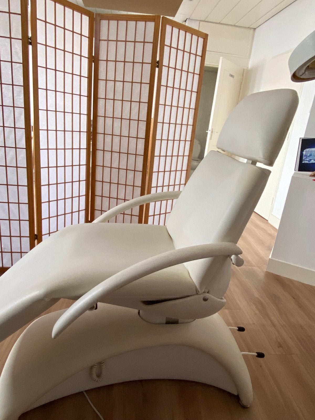 Foto 2 van Schoonheidsspecialiste stoel