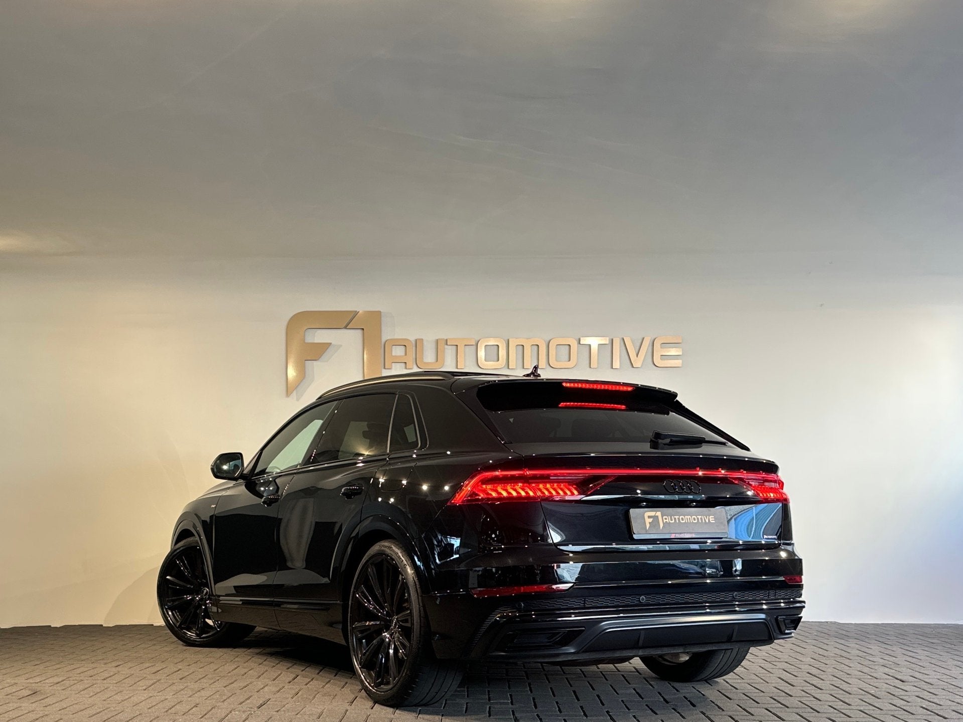 Audi Q8 55 TFSI e quattro S Line Pano|Memory|HuD|Softclose|B, Auto's, Automaat, Dealer onderhouden, 14 kWh, Gebruikt