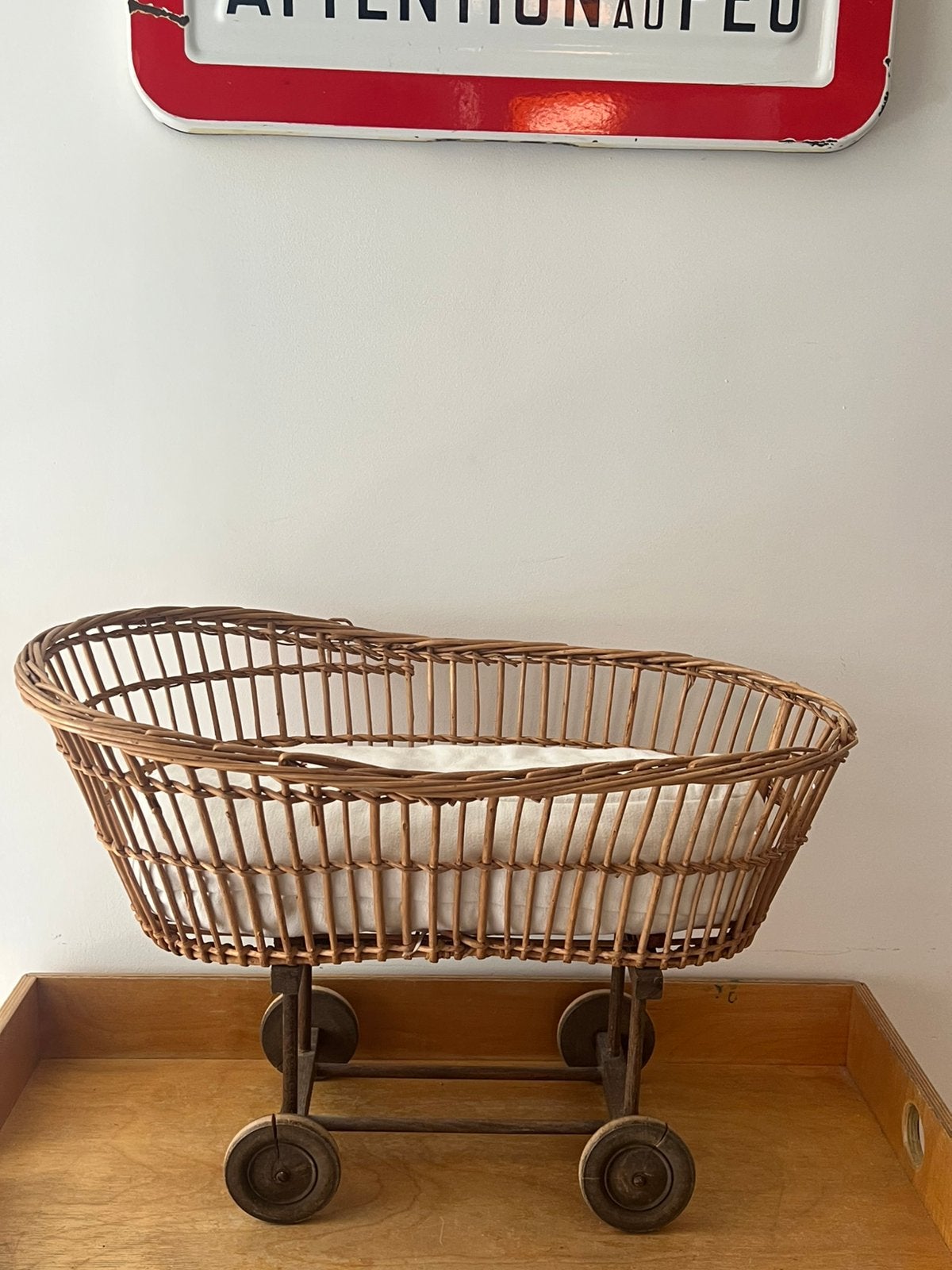 Te lief vintage rotan poppenbedje., Ophalen, Gebruikt, Babypop