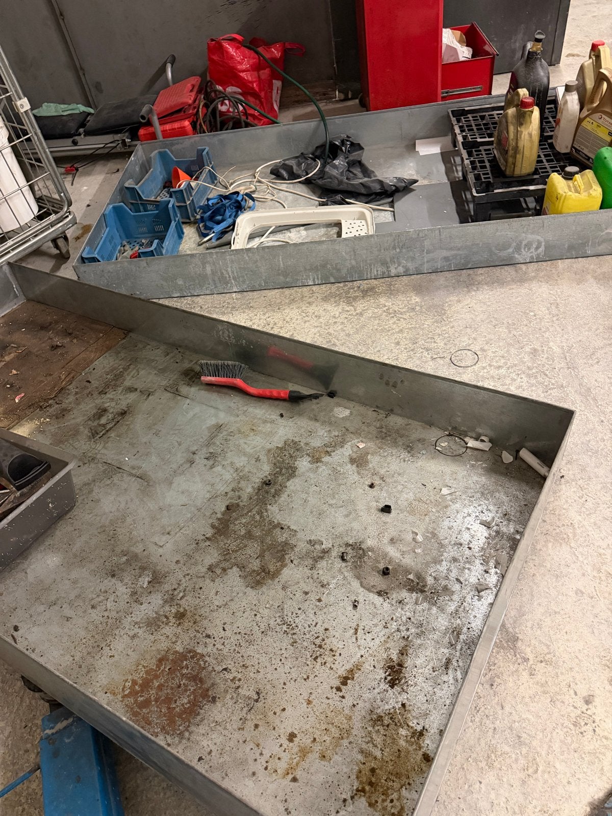 Metalen lekbakken voor werkplaats of opslag, Ophalen