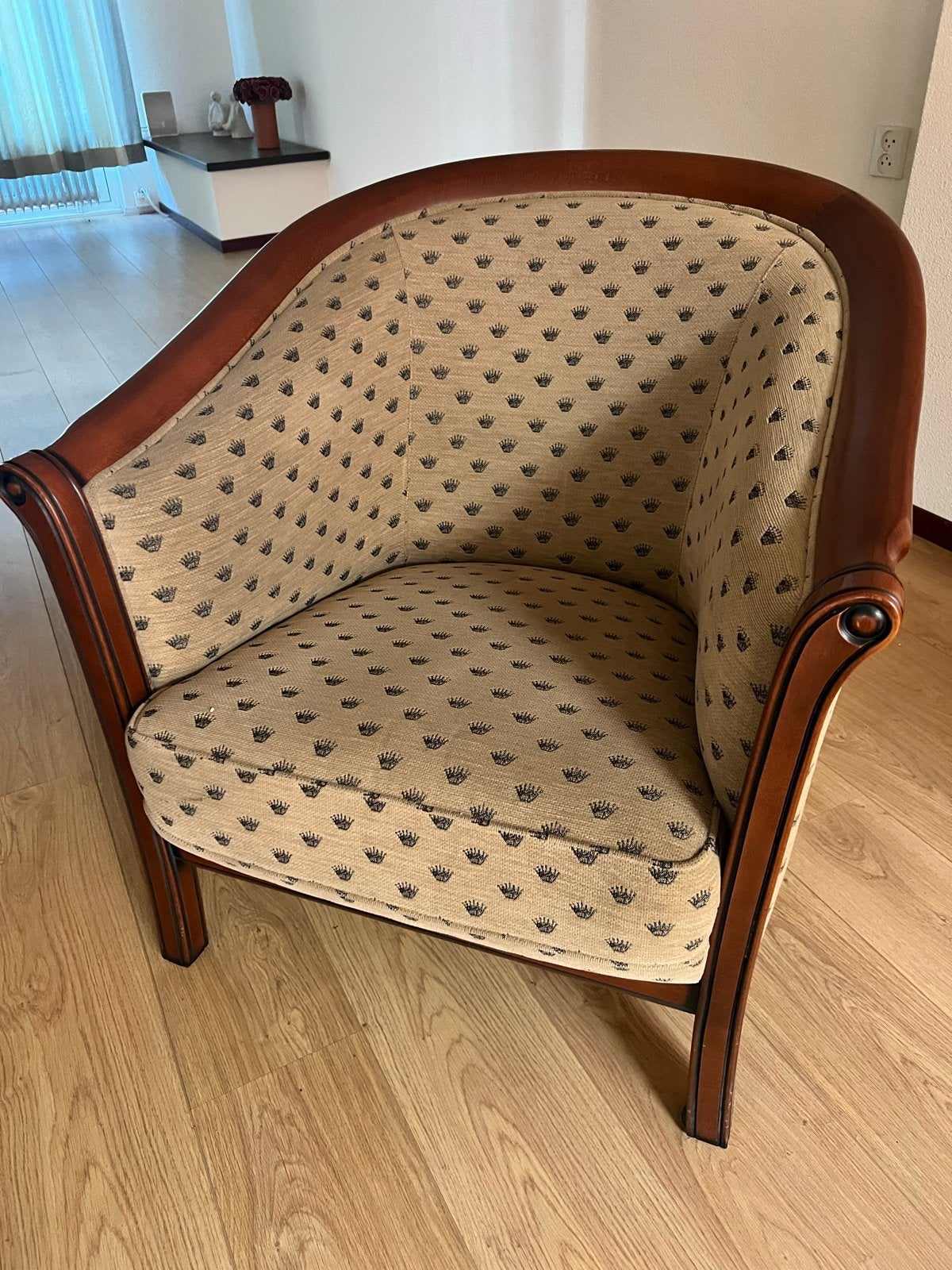 Klassieke fauteuil met houten frame en stoffen bekleding, Ophalen