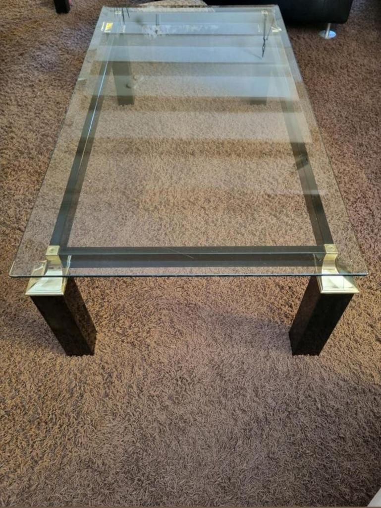 Salontafel, glazen blad op zwart met messing onderstel, Huis en Inrichting, Tafels | Salontafels, Zo goed als nieuw, Minder dan 50 cm