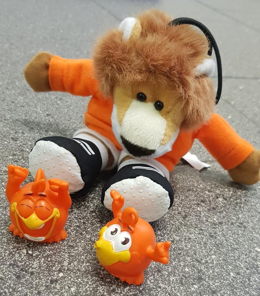 Voetbal, leeuw, mascotte, incl 2 juichende kippen, nieuw!!, Ophalen of Verzenden, Nieuw, Overige binnenlandse clubs, Beeldje of Poppetje