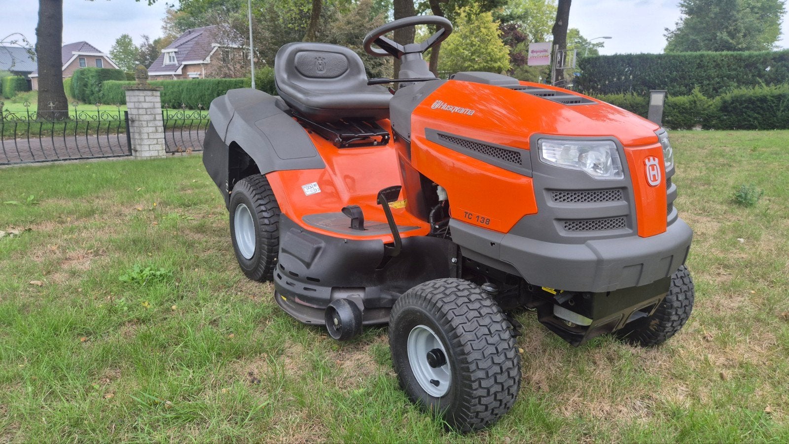 Foto 3 van Husqvarna TC138 zitmaaier zo goed als nieuw
