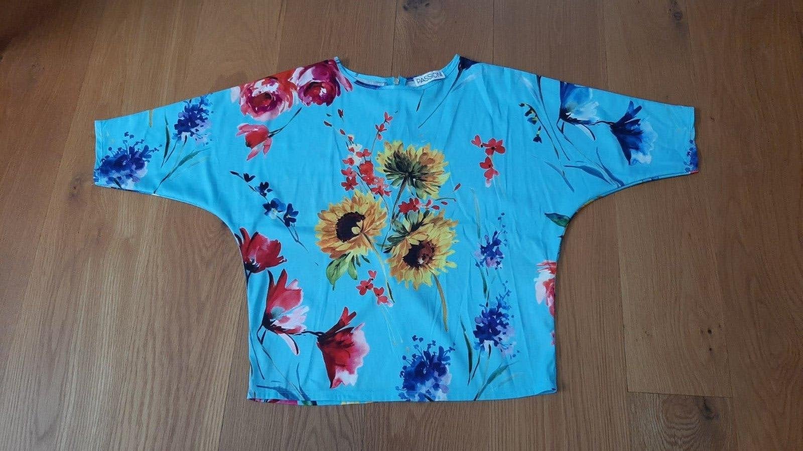 Mooi shirt met zonnebloemen en bloemenprint, Kleding | Dames, Passion, Meerkleurig, Ophalen of Verzenden, Zo goed als nieuw