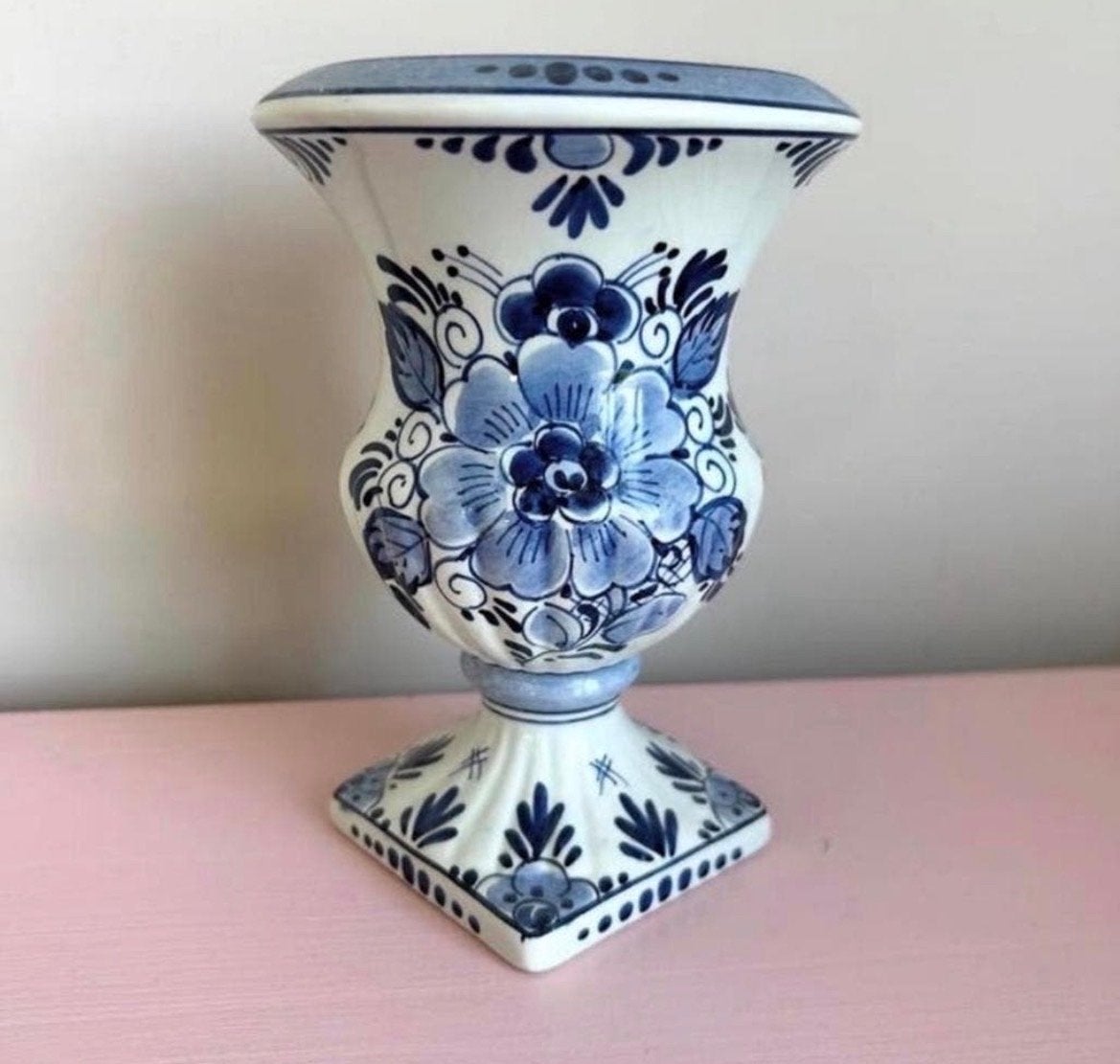 Delfts Blauwe Vaas met Bloemenmotief, Ophalen of Verzenden