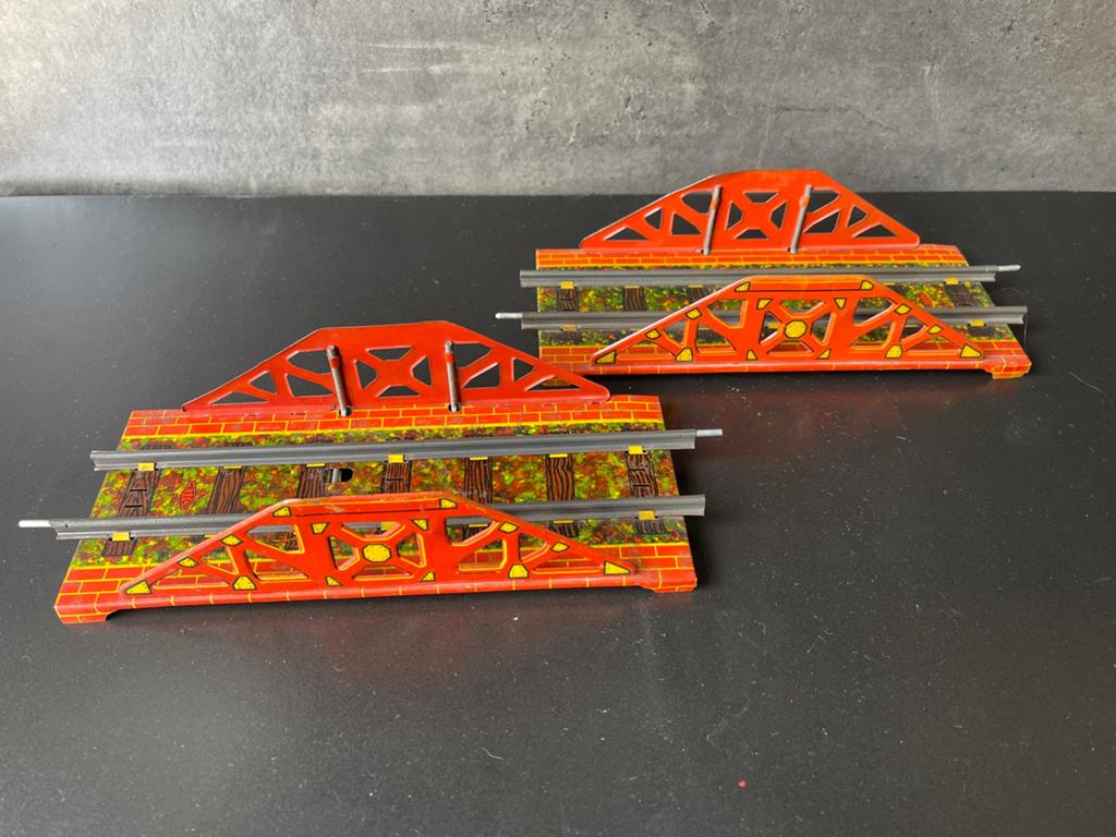 Twee brugdelen Mettoy spoor 0, Overige merken, Gebruikt, Gelijkstroom, Brug, Tunnel of Gebouw