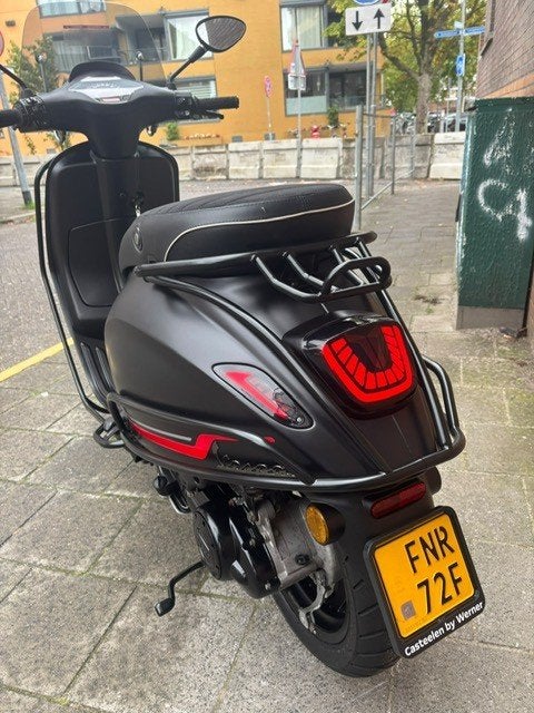 Vespa Sprint 45km matzwart 2023 eerste eigenaar Full Optie, Overige modellen, Maximaal 45 km/u, Zo goed als nieuw, Benzine