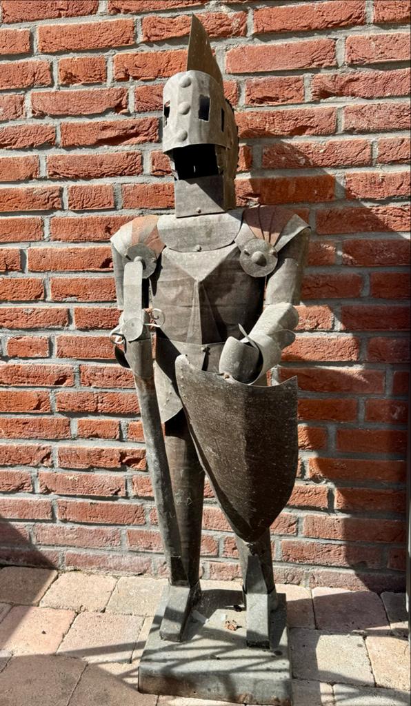 Decoratief metalen ridderbeeld met schild en zwaard, Antiek en Kunst, Ophalen, Weerbestendig, 1 meter - 2 meter, Beeld