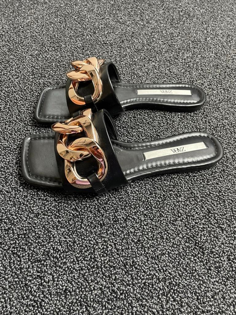 Zwart met gouden slippers maat 37 Zara, Slippers, Zwart, Ophalen of Verzenden, Zo goed als nieuw