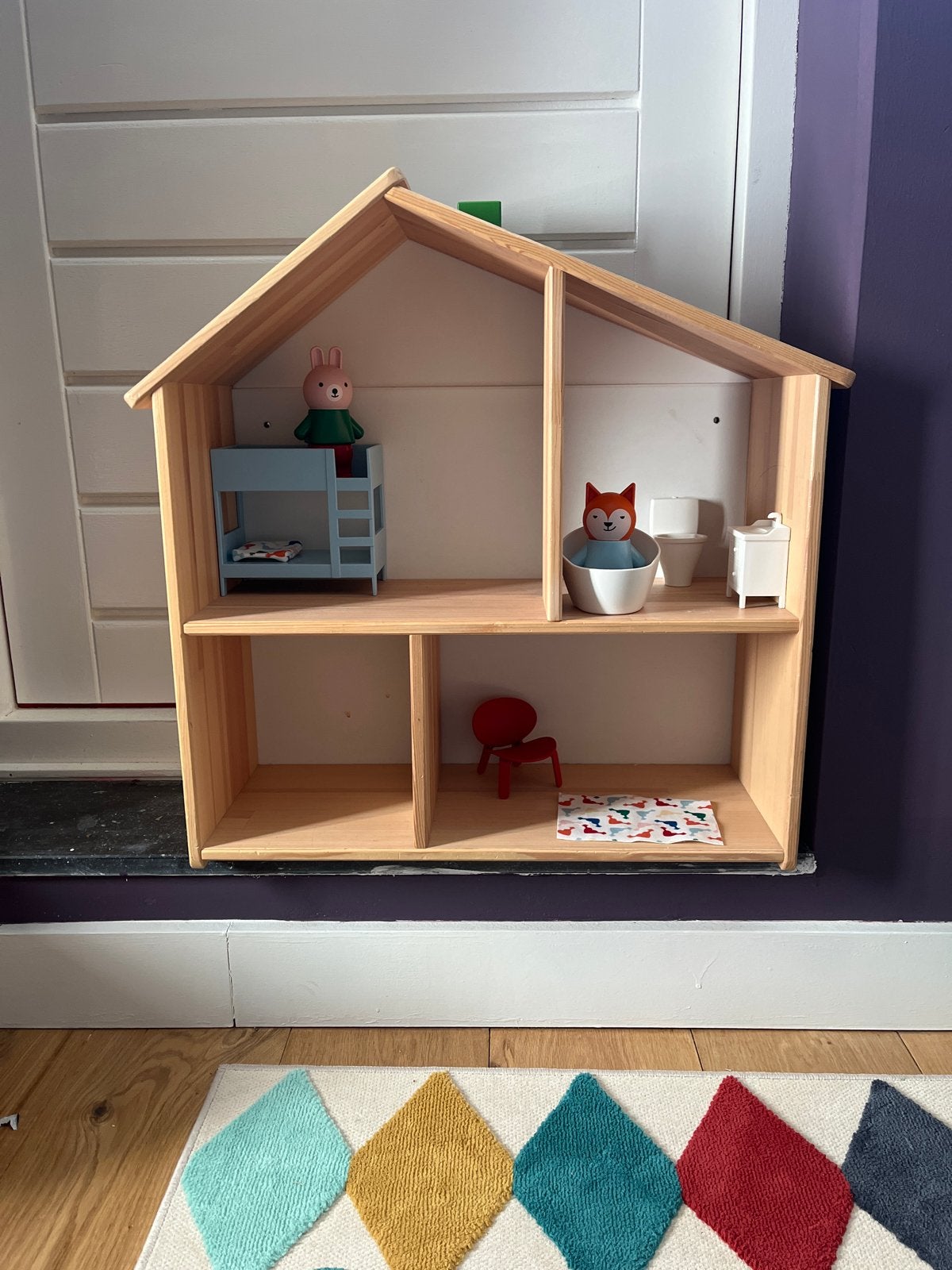 Ikea houten poppenhuis met meubels en poppen, Ophalen, Zo goed als nieuw, Poppenhuis