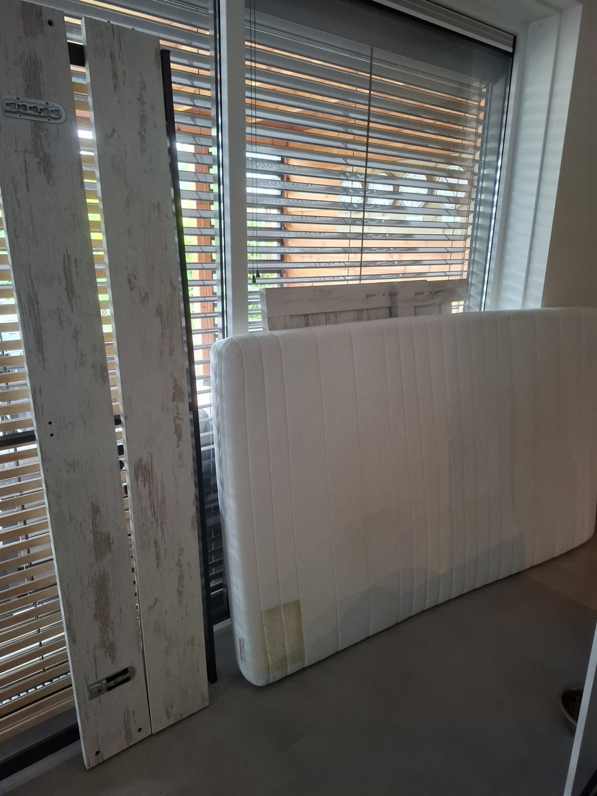 Twijfelaar met matras en lattenbodem, Huis en Inrichting, Ophalen, Gebruikt, Wit, Twijfelaar