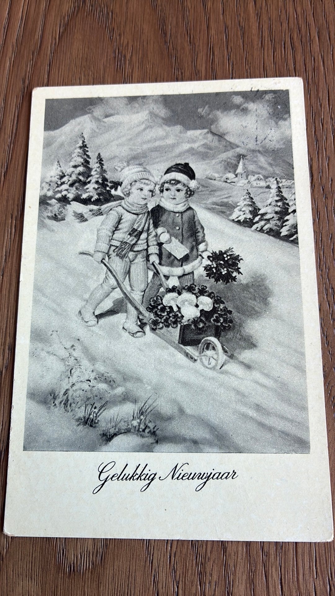 Nieuwjaar. Kinderen met karretje klaver in de sneeuw, Ophalen of Verzenden, 1920 tot 1940, Gelopen, Kinderen