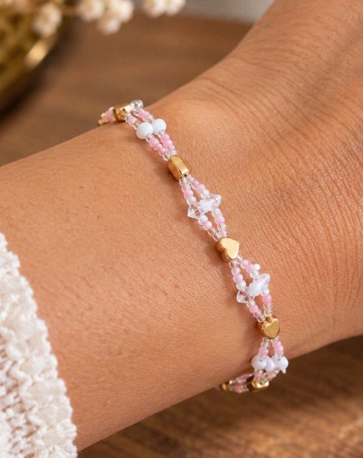 Handgemaakte kralenarmband met hartjes en sterren, Overige materialen, Ophalen of Verzenden, Zo goed als nieuw, Roze