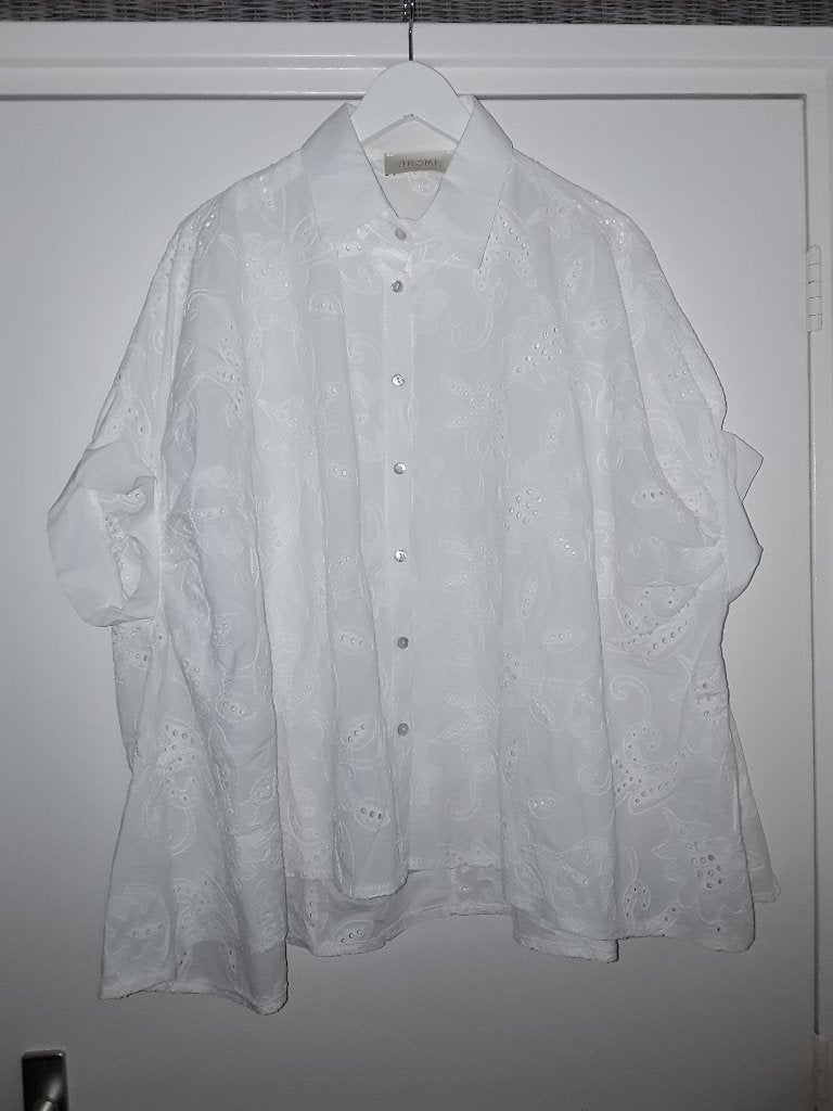 Aroma Witte Broderie Blouse Met Knoopjes ONE SIZE, Wit, Maat 46/48 (XL) of groter, Nieuw, Ophalen of Verzenden