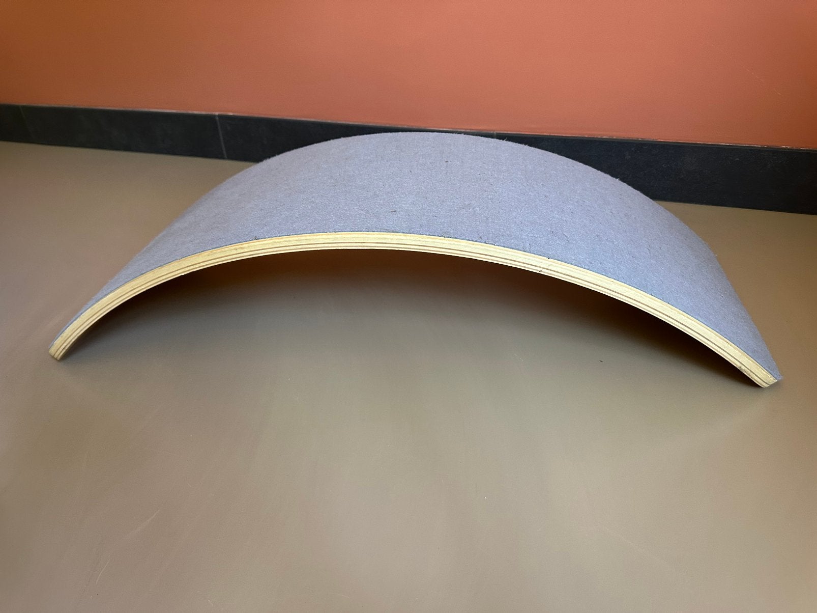Houten balance board met grijs vilt, Kinderen en Baby's, Speelgoed | Houten speelgoed, Ophalen, Gebruikt, Overige typen