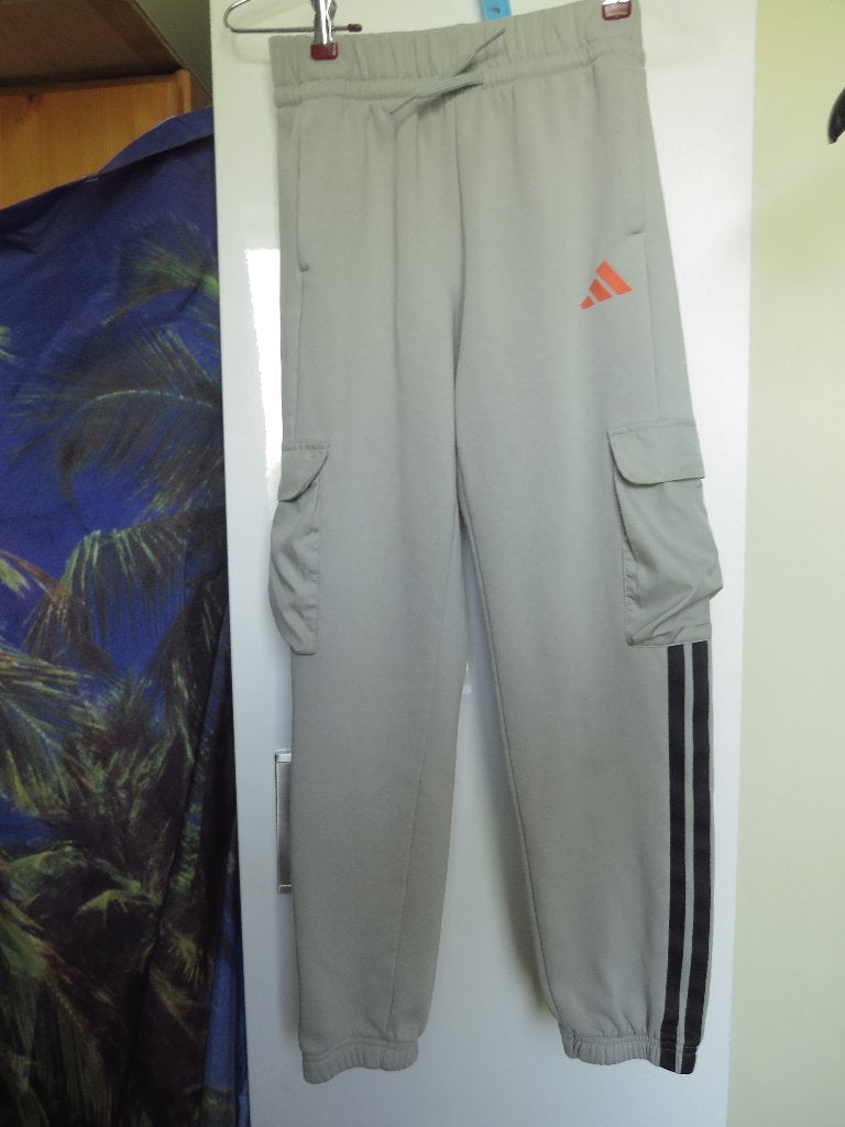 adidas grijze joggingbroek met 152, Kinderen en Baby's, Kinderkleding | Maat 152, Adidas, Gebruikt, Meisje, Ophalen