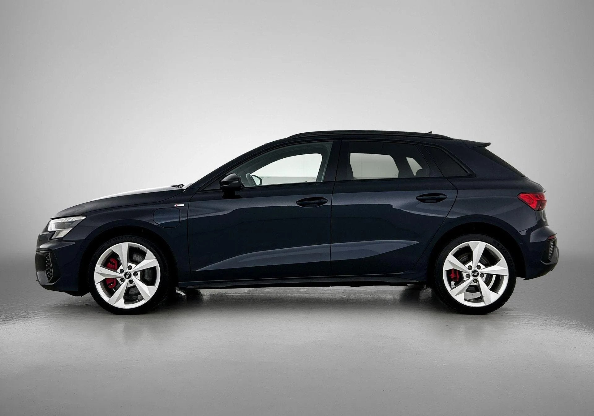 Audi A3 Sportback 45 TFSI e S edition Competition (bj 2023), Automaat, Gebruikt, Automatische klimaatregeling, Blauw