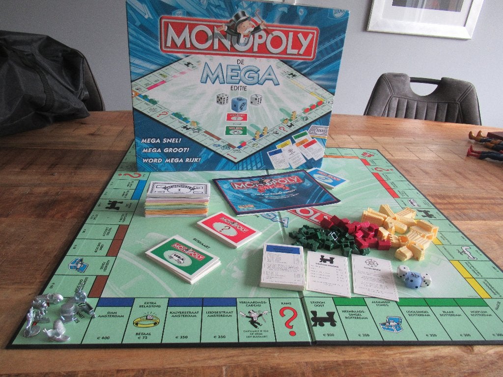 Monopoly De MEGA Editie Groot spel ultra uitgebreide editie, Ophalen of Verzenden, Zo goed als nieuw