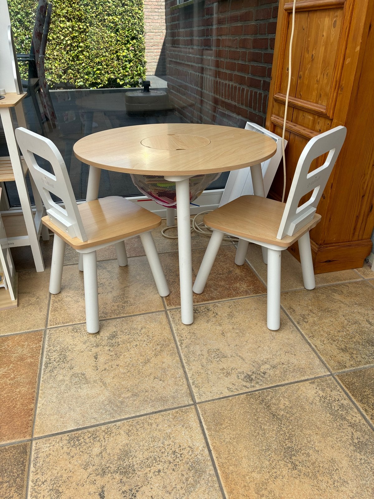 KidKraft kindertafel met 2 stoelen - Hout, wit en naturel, Ophalen, Gebruikt, Tafel(s) en Stoel(en)